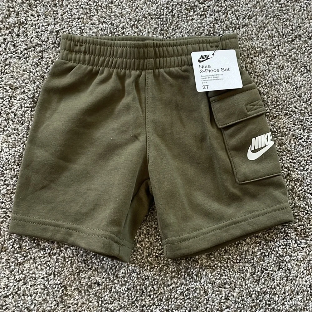 NEW! NIKE WHITE AND GREEN 2-PIECE T-SHIRT & SHORTS SET. SIZE 2T. BOYS. - Picture 2 of 8